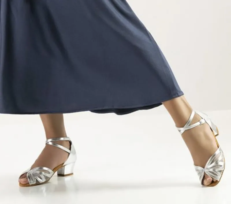 anna_kern_slv_dansesko__c_4.webp Dansebutikken Anna Kern sølv dansesko 3,5 cm hæl>Dame Brudesko | Salsasko Damer