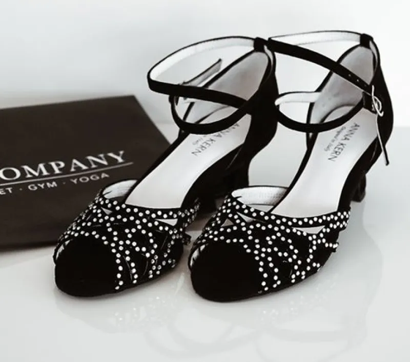 anna_kern_sort_dansesko_m_1.webp Dansebutikken Anna Kern sort dansesko med sten og 5 cm hæl - Clemence>Dame Brudesko | Salsasko Damer