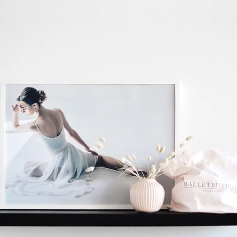 balletplakat_med_yndig_hv_0.webp Dansebutikken Balletplakat med yndig hvid ballerina> Andet Til Ballet