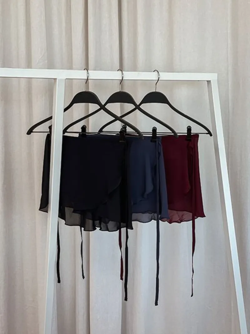 bloch_sort_kort_chiffon_s_2.webp Dansebutikken Bloch sort kort chiffon slå om skirt>Dame Underdele Damer | Ballet Underdele Damer