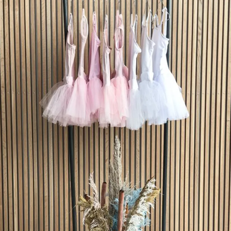 capezio_hvid_tutudragt_me_3.webp Dansebutikken Capezio hvid tutudragt med flæser til piger>Børn Balletkjole Piger