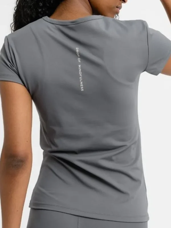 Dansebutikken Drop of Mindfulness Juni t-shirt i mat grå>Dame Pilates Overdele | Yogabluser