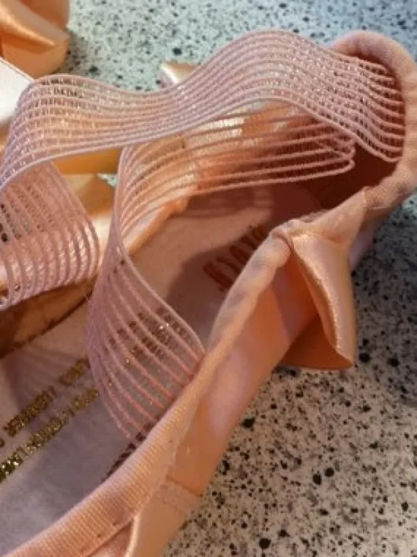 Dansebutikken Elegant hullet elastisk bånd til balletsko> Balletsko Tilbehør
