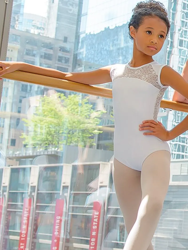 hvid_dragt_m_blonde_til_p_1.webp Dansebutikken Hvid dragt m. blonde til piger fra BalletRosa>Børn Balletdragter Børn