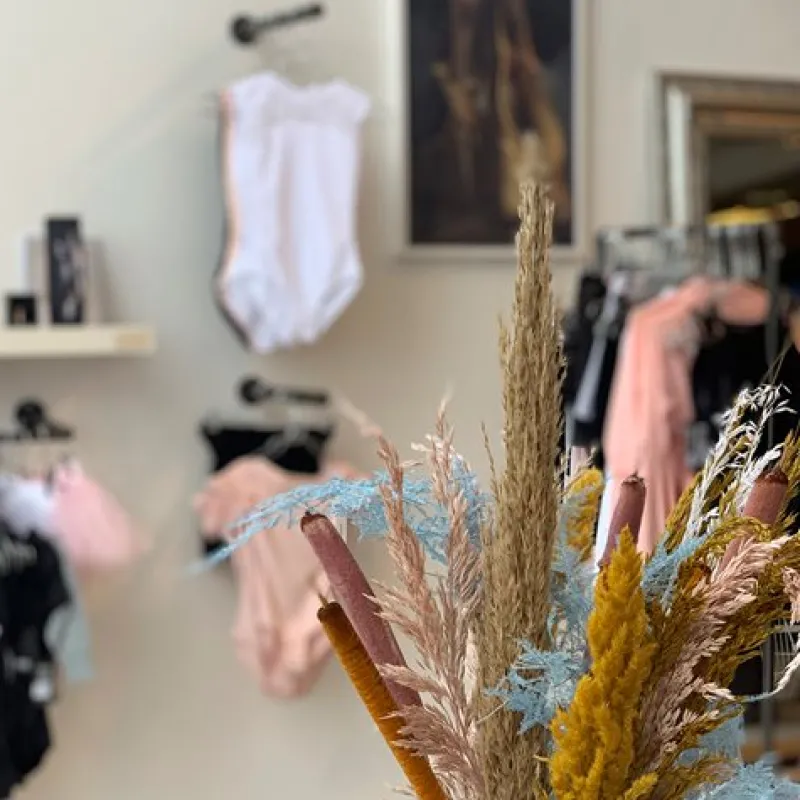 hvid_dragt_m_blonde_til_p_2.webp Dansebutikken Hvid dragt m. blonde til piger fra BalletRosa>Børn Balletdragter Børn