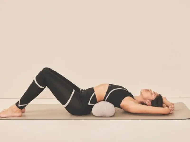 lille_yoga_bolster_til_me_2.webp Dansebutikken Lille yoga bolster til meditation i lysegrå - Moonchild> Andet Til Yoga