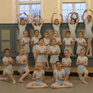 Dansebutikken Lyseblå dragt med påsyet chiffon skørt Ballet Rosa>Dame Dragter Damer | Balletkjole Piger