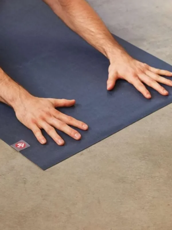 Dansebutikken Manduka blå let travel måtte til yoga> Måtter Til Yoga