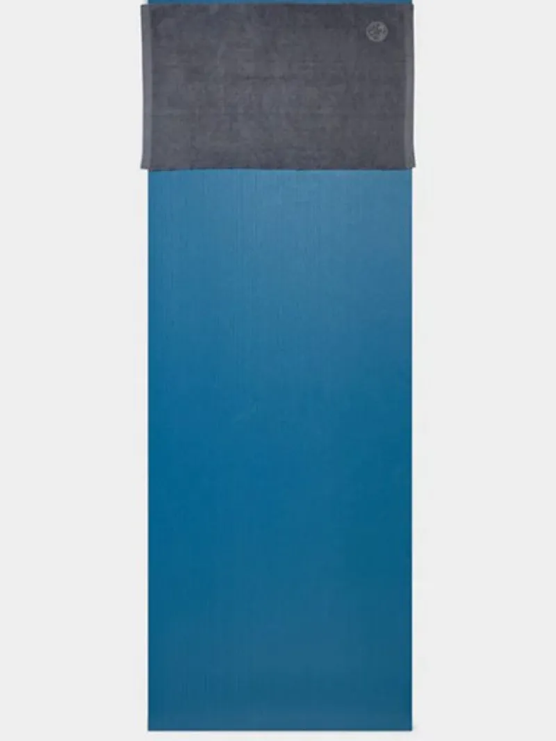 manduka_lille_hndklde_i_g_1.webp Dansebutikken Manduka lille håndklæde i grå> Andet Til Yoga