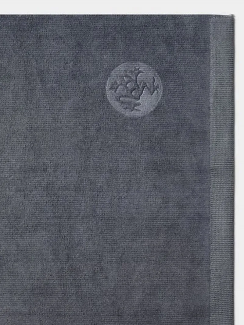 manduka_lille_hndklde_i_g_3.webp Dansebutikken Manduka lille håndklæde i grå> Andet Til Yoga