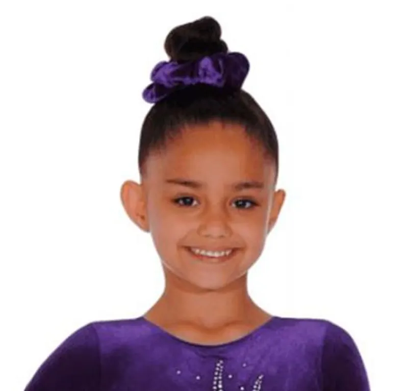 mrkelilla_velour_hrelasti_1.webp Dansebutikken Mørkelilla velour hårelastik> Gymnastik Hårtilbehør | Hår Accessories