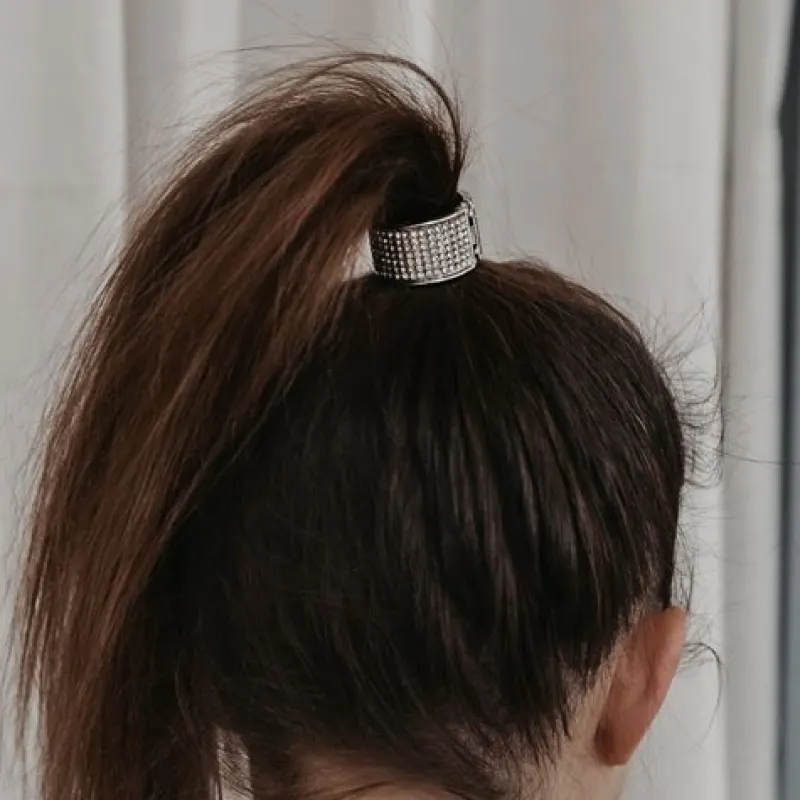 slv_rhinsten_hrtrn_med_el_2.webp Dansebutikken Sølv rhinsten hårtårn med elastik> Rhinsten/smykker | Hår Accessories