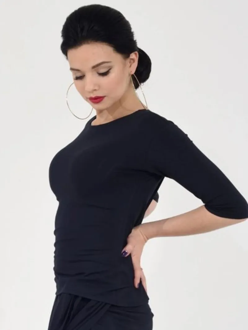 sort_bluse_med_bdhals_og__0.webp Dansebutikken Sort bluse med bådhals og 3/4 lange ærmer>Dame Danseoverdele Damer