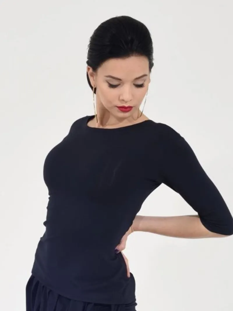 sort_bluse_med_bdhals_og__2.webp Dansebutikken Sort bluse med bådhals og 3/4 lange ærmer>Dame Danseoverdele Damer
