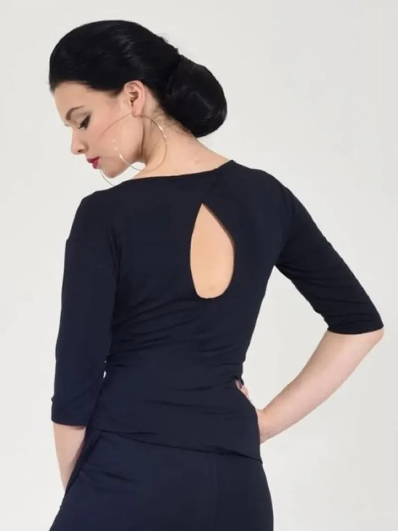 sort_bluse_med_bdhals_og__4.webp Dansebutikken Sort bluse med bådhals og 3/4 lange ærmer>Dame Danseoverdele Damer