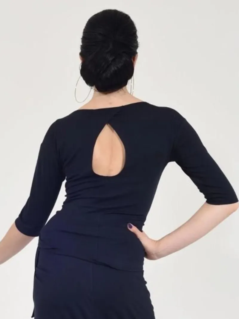 sort_bluse_med_bdhals_og__5.webp Dansebutikken Sort bluse med bådhals og 3/4 lange ærmer>Dame Danseoverdele Damer