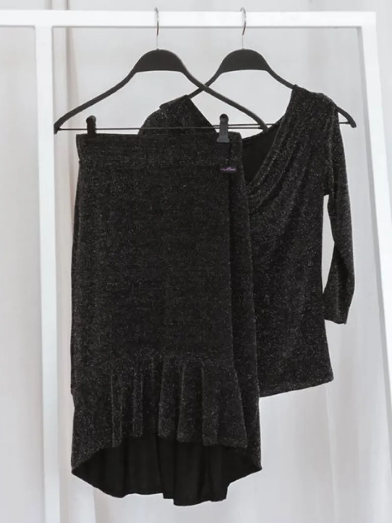 sort_dansebluse_med_glimm_1.webp Dansebutikken Sort dansebluse med glimmer og flotte ærmer>Dame Danseoverdele Damer