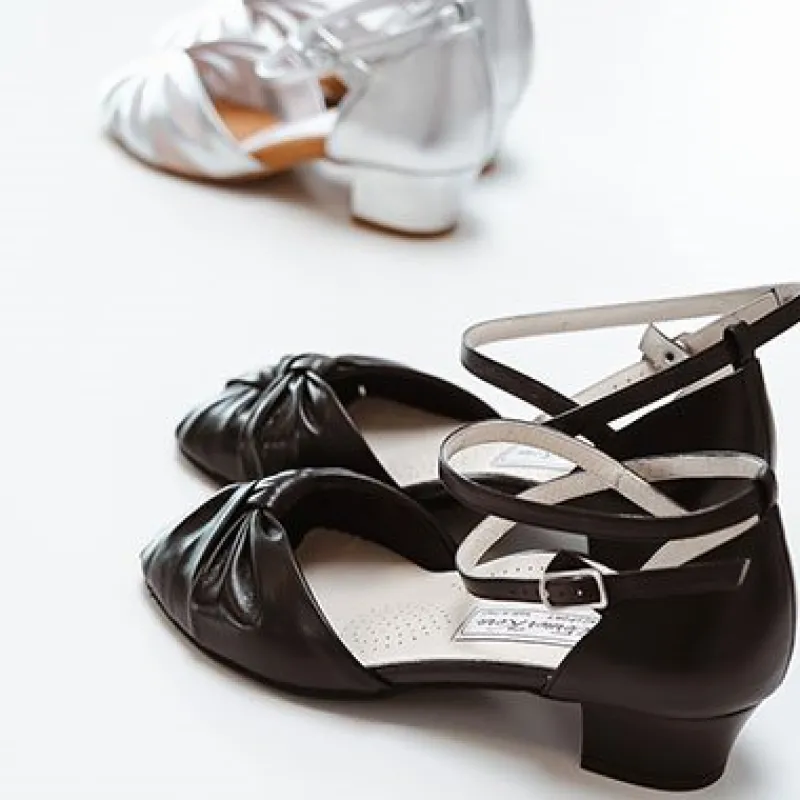 sort_dansesko_vera_med_la_3.webp Dansebutikken Sort dansesko Vera med lav hæl Werner Kern>Dame Salsasko Damer | Latinsko Damer