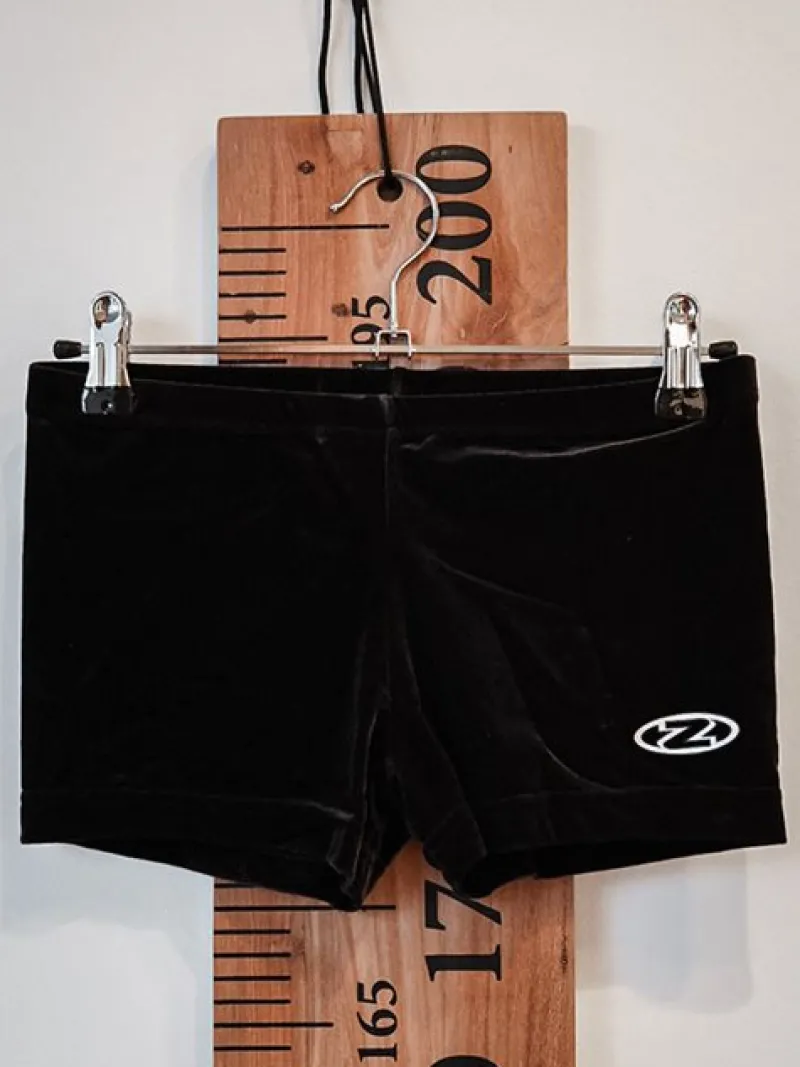 sorte_basic_velour_shorts_1.webp Dansebutikken Sorte basic velour shorts til piger gym The zone> Underdele Piger