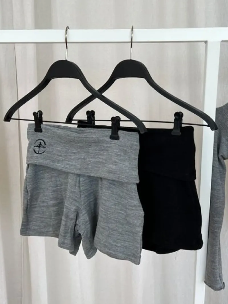 sorte_strik_shorts_til_te_1-1.webp Dansebutikken Sorte strik shorts til teen og damer Wear Moi>Dame Ballet Strik Damer | Ballet Underdele Damer