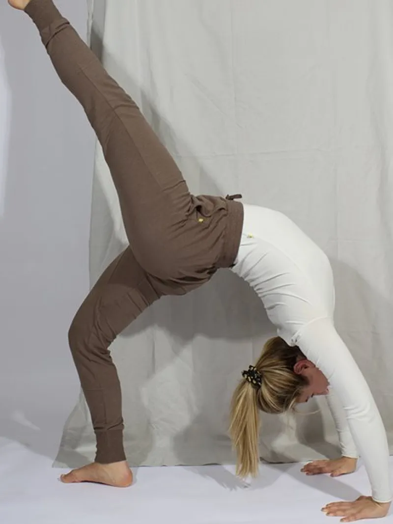 yogamii_blde_brune_bukser_4.webp Dansebutikken Yogamii bløde brune bukser til træning> Pilates Bukser/leggings | Yogabukser